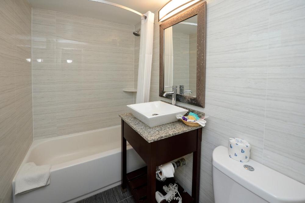 King Room - Non-Smoking interior